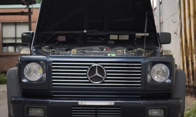 Raise Your W463 Engine Hood Higher for Easier Engine Accessibility