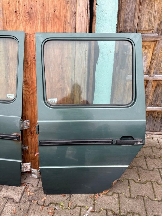 Mercedes g class w463 left and right door rear set - Image 2